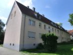 Hausansicht vorne - 2 Zimmererdgeschosswohnung mit Balkon in Baukau-West
